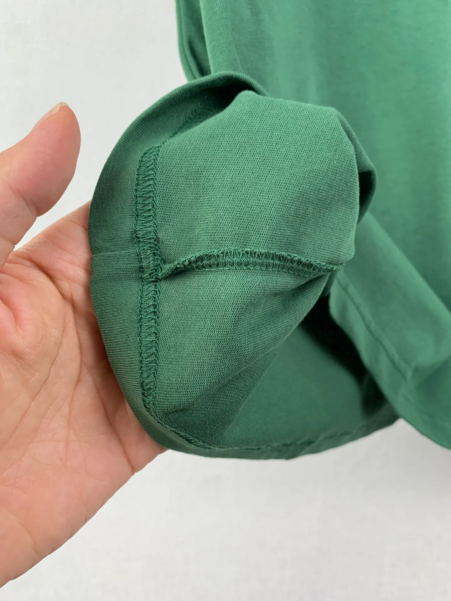 Lacoste crocodile logo short-sleeved T-shirt. Customized combed smooth plain cotton. Smooth and soft. Comfortable. Breathable. The pine dark green that has been deposited by time. The soft tones make people calm and calm. The iconic small crocodile pops up in the heart. The vivid logo contrasts with the calm background. The calm colors show the French style. Cut out the complexity and simplify it. Use solid color as the base and the logo as the print to show the texture and brand heritage in a low-key manner. Process 1: Use the car seal process. Make independent embroidered chapters through computer embroidery, then position them and sew them to fix them on the clothes. They have a strong three-dimensional effect, are strong and washable, and have stable quality. Process 2: The fabrics have been fermented and washed. They have a better hand feel and are not easy to deform, not easy to shrink, not easy to fade, and maintain long-term beauty. Accessories: Customized 1:1 Lacoste crocodile logo Customized 1:1 Lacoste trademark Version: Loose version Size: S M L XL